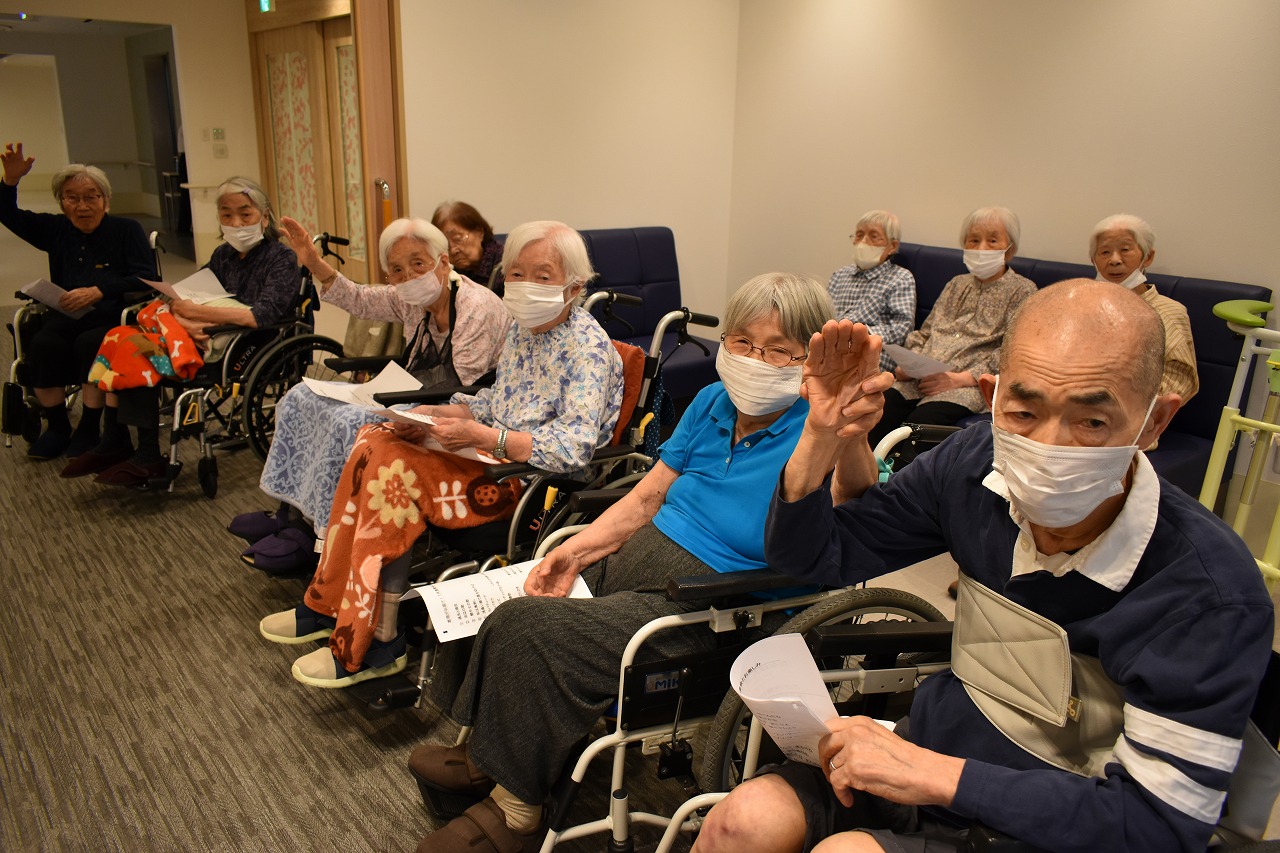 ゆっくり老人 4階12月誕生会 | 介護老人保健施設 かなやま